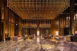 A lobby with a high ceiling, marble flooring, and modern seating arrangements. - M Resort & Hotel Kuala Lumpur (Kuala Lumpur)