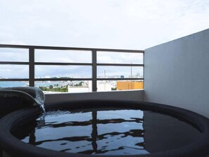 Outdoor spa tub - Hotel Sansui Naha (Naha)