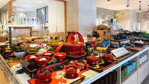 Un buffet proposant une variété de plats et d'ustensiles.