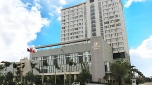 Um edifício de hotel moderno com uma placa de destaque que diz 'Central Hotel'.