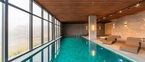 Inomhuspool och utomhuspool