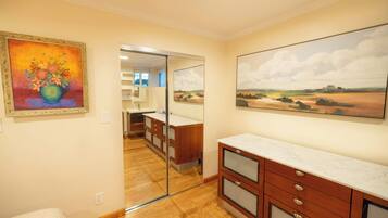 3 bedrooms, travel crib, WiFi, bed sheets