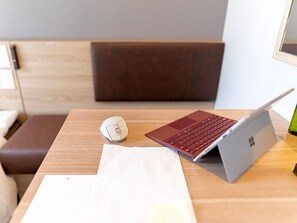 A laptop on a wooden table with a mouse, a notebook, and a smartphone. - Super Hotel Okayama (Okayama)
