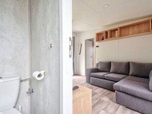 Ein modernes Badezimmer mit Toilette, Dusche und Handtuchhalter.
