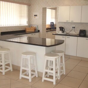 Private kitchen - Seashells Holiday Self Catering Apartments (Jeffreys Bay)