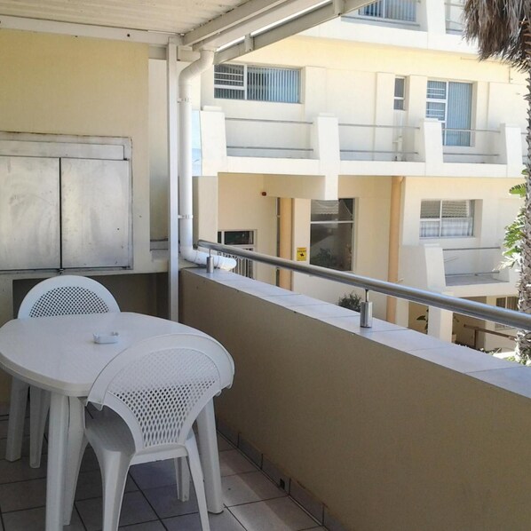 Outdoor dining - Seashells Holiday Self Catering Apartments (Jeffreys Bay)