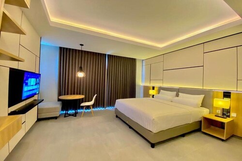 Front One King Hotel Tuban