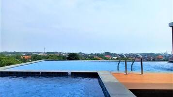 Kolam renang outdoor