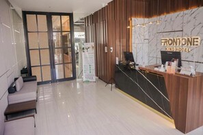 Lobby - Front One King Hotel Tuban (Tuban)