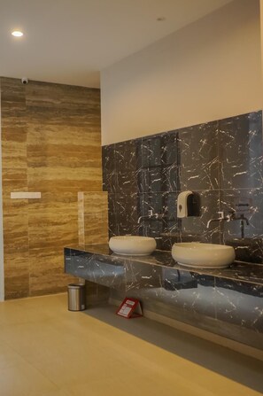 Bathroom - Front One King Hotel Tuban (Tuban)