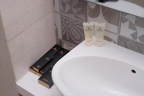 Bathroom - Azana Style Hotel Bandara (Tangerang)