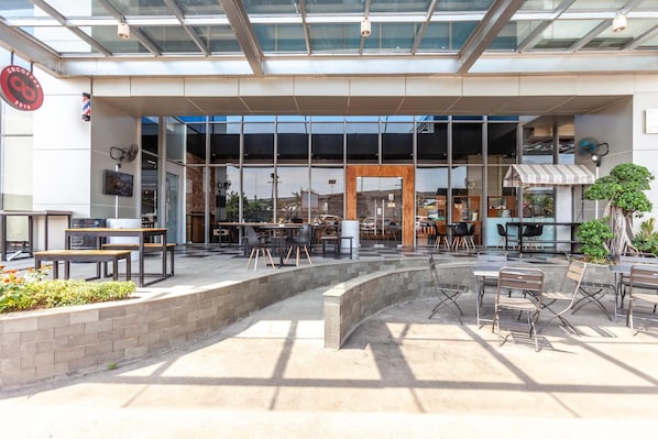 Outdoor dining - Azana Style Hotel Bandara (Tangerang)