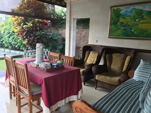 Outdoor dining - Bali Breeze Bungalows (Ubud)