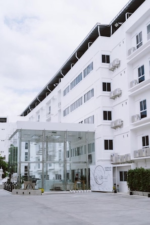 Exterior - The White Hotel By Charoensri (Udon Thani)