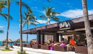 Outdoor dining - Marival Emotions Resort & Suites Riviera Nayarit by Mercure (Nuevo Nayarit)