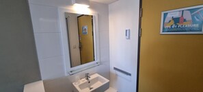 Bathroom - Check Inn Hotel (Cape Town)