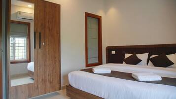 Camera Deluxe con 2 letti singoli, balcone, vista montagna | Una cassaforte in camera, tende oscuranti, Wi-Fi gratuito