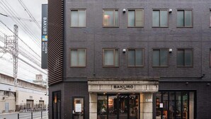 Een modern gebouw met een bord waarop 