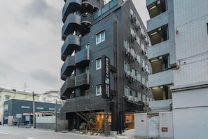 Un immeuble à plusieurs étages, sur lequel on peut lire l’inscription « Bakuro 3 », ce qui indique qu’il s’agit d’un hôtel.