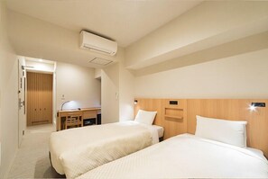 A hotel room with two beds, a desk, a chair, and an air conditioning unit. - Hotel Mid in Kuramae Ekimae (Tokyo)