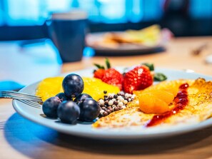 A plate of food with fruits and a beverage. - Ibis Styles Le Treport Mers Les Bains (Mers-les-Bains)