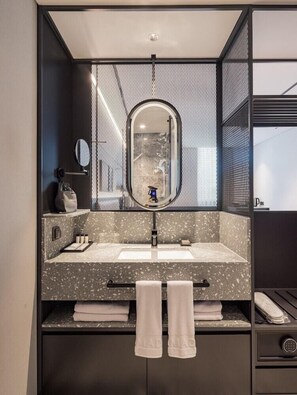 Bathroom - Ramada Plaza by Wyndham Chungjang (Gwangju)