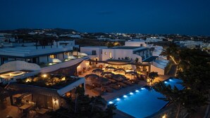 Ein Resort mit Swimmingpool, Außenbereich zum Sitzen und einer Bar.