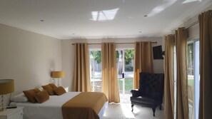 Room - Cape Winelands Business Villas Self Catering Rooms (Cape Town)