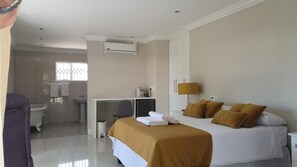 Room - Cape Winelands Business Villas Self Catering Rooms (Cape Town)