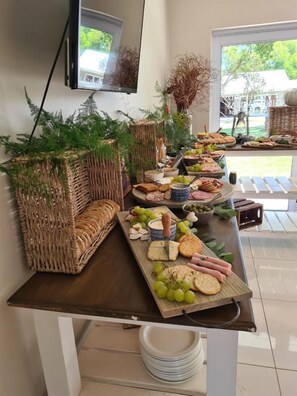 Dining - Cape Winelands Business Villas Self Catering Rooms (Cape Town)