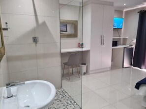 Bathroom - Cape Winelands Business Villas Self Catering Rooms (Cape Town)