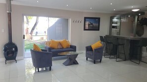 Lobby - Cape Winelands Business Villas Self Catering Rooms (Cape Town)