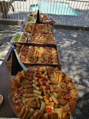 Outdoor dining - Cape Winelands Business Villas Self Catering Rooms (Cape Town)