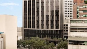 Un grand hôtel moderne, avec un bâtiment imposant et un grand panneau « 63 » bien visible sur la façade.