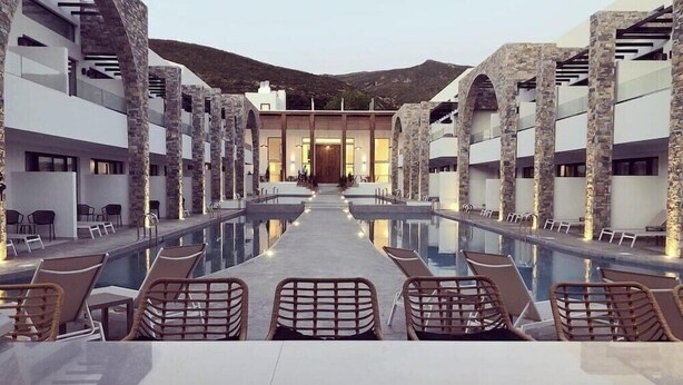 A poolside area with lounge chairs and a clear view of the pool. - Cavo Suites - Adults Only (Zakynthos)