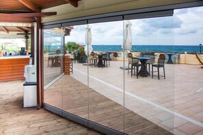 Outdoor dining - Senseana Sea Side Resort and Aquadventure (Hersonissos)