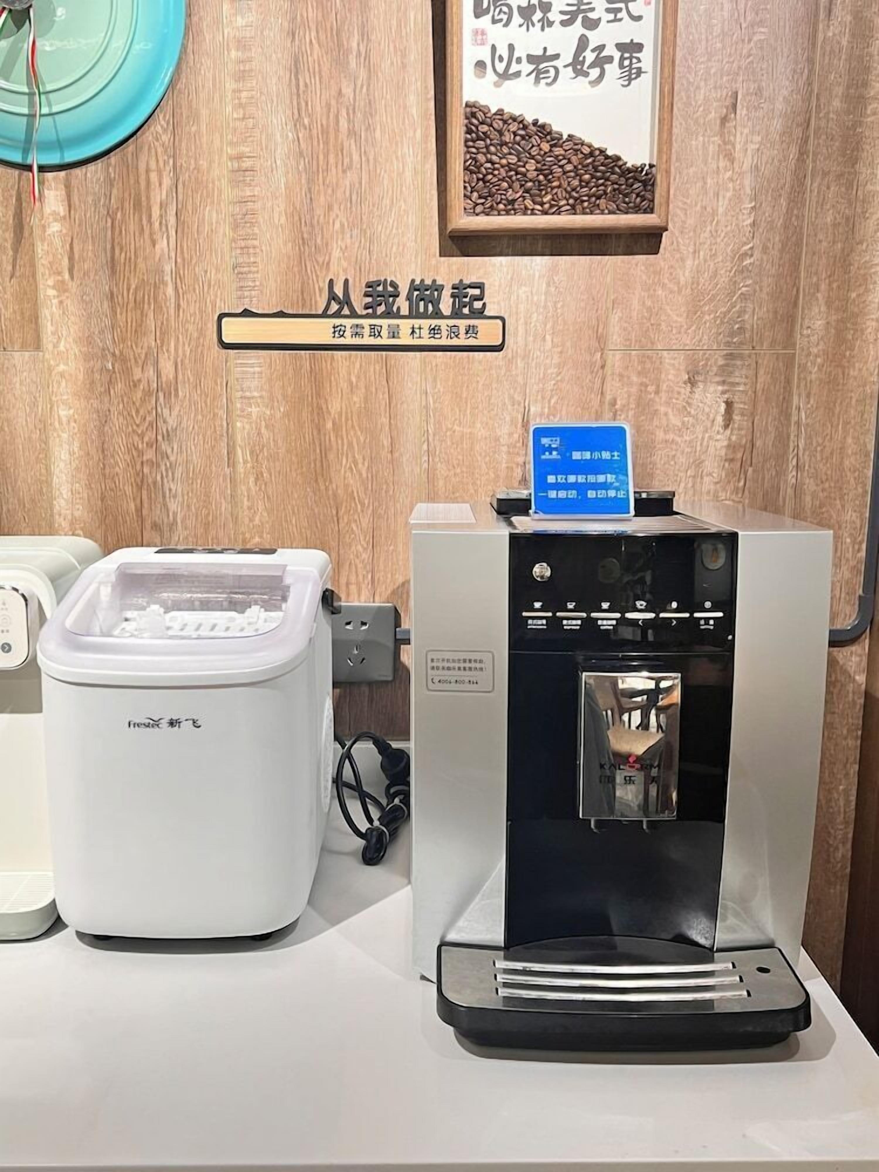 Eine Kaffeemaschine und ein Milchschaumgerät auf einer Arbeitsplatte.