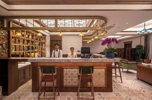 Bar (trong khuôn viên)