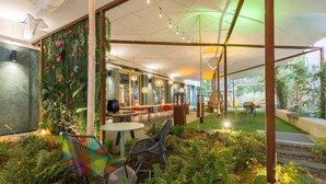 An indoor garden with seating, a dining area, and a view of the city. - A-stay Antwerp (Antwerp)