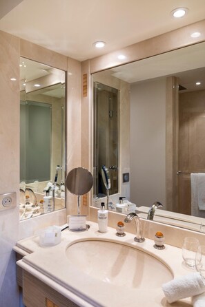 A modern bathroom with a large mirror, a sink, and a towel rack. - Chateau Lafaurie-peyraguey by Lalique (Bommes)