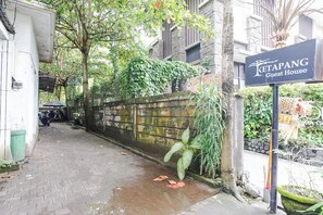 Property grounds - Ketapang Guest House Canggu by Zuzu (Canggu)