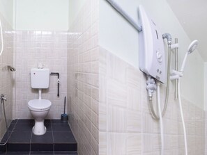 Ein Badezimmer mit Toilette, Dusche und einem an der Wand befestigten Toilettenpapierhalter.