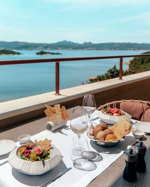 Outdoor dining - 7pines Resort Sardinia (Arzachena)