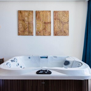 A hot tub with controls, set against a wall with three wooden panels. - Cumeja Beach Club Hotel (Cellole)