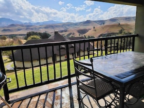 Outdoor dining - Fairways Drakensberg (Drakensberg Gardens)