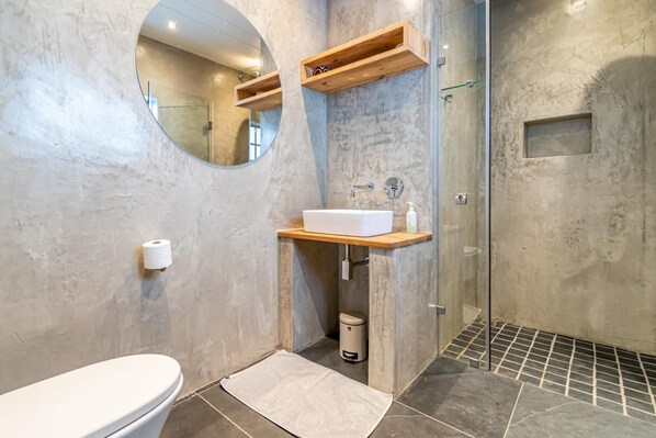 A bathroom with a toilet, sink, and shower. - Druk-my-niet Wine Estate (Paarl)