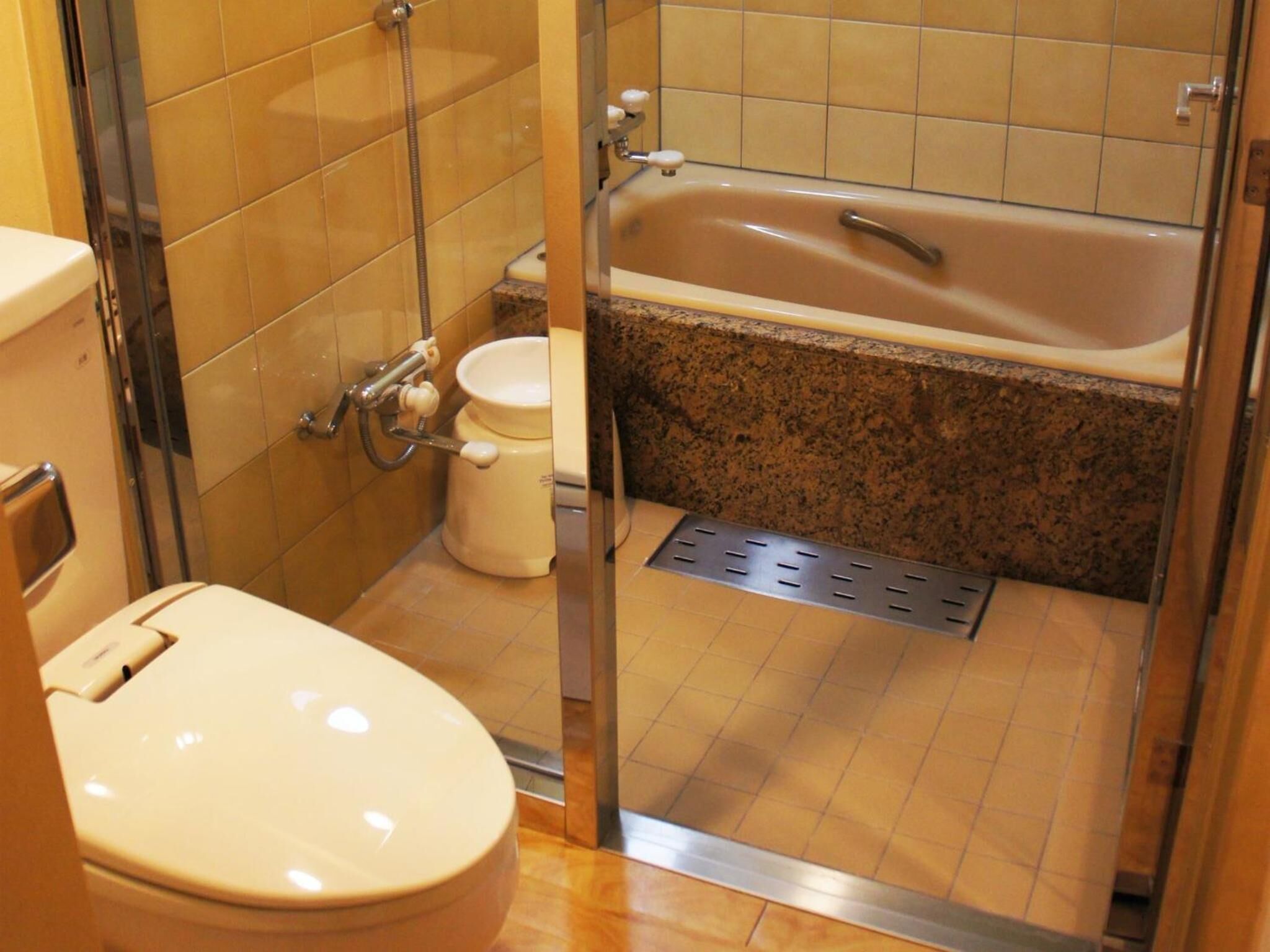 Un baño con inodoro, ducha y bañera.