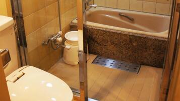 Un baño con inodoro, ducha y bañera.