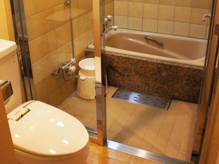 Un baño con inodoro, ducha y bañera.