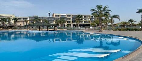 Una piscina al aire libre